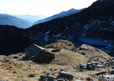 salendo al colletto, vista sul lago del Riazzale e l' alpe Mologna Piccola superiore - foto di Corrado Martiner Testa
